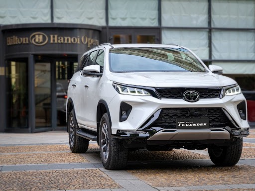 Mazda CX-8 vs Toyota Fortuner: Hai mẫu SUV ấn tượng với những nét đặc trưng riêng biệt.