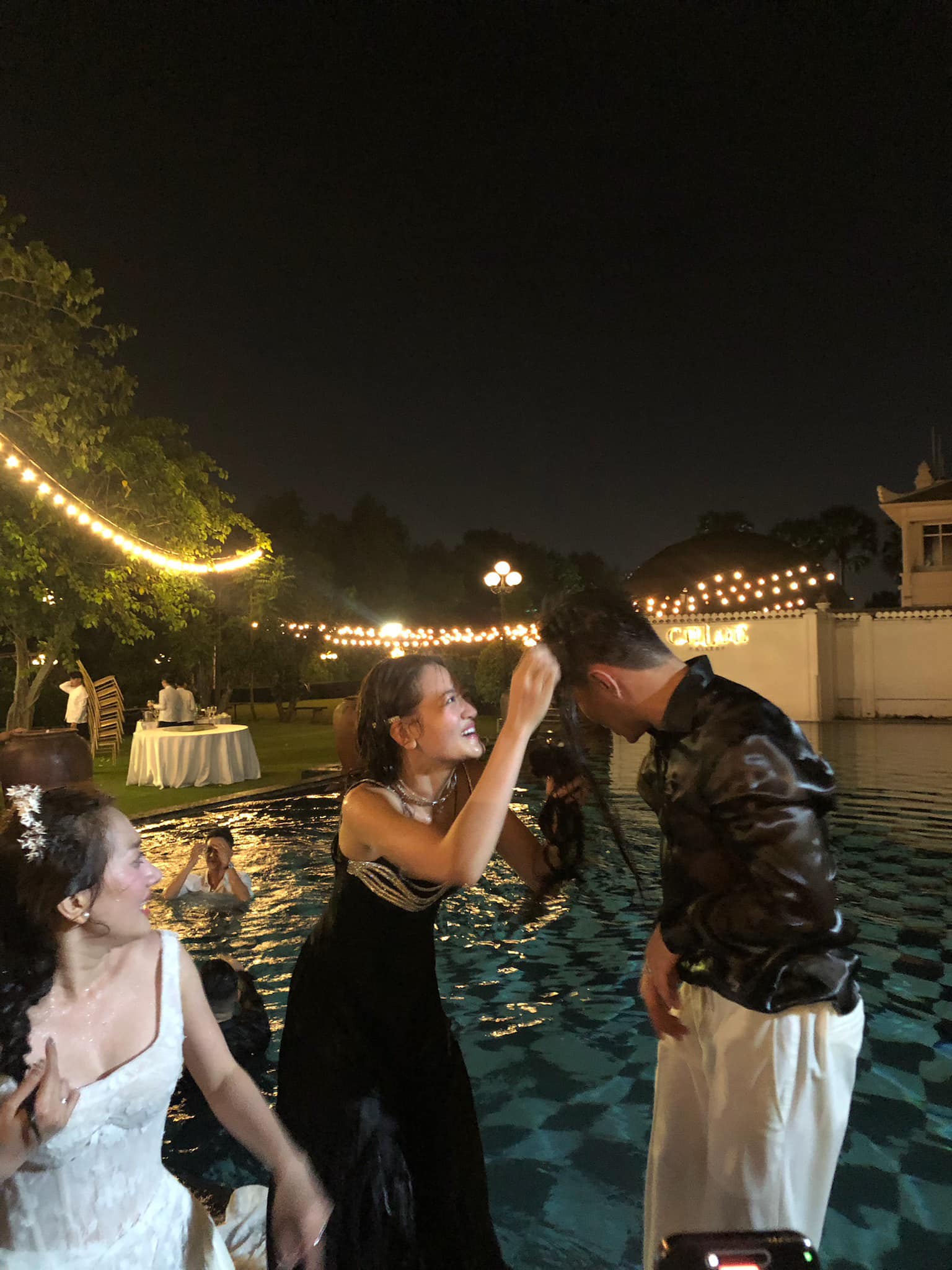 Dàn sao Việt kéo nhau xuống hồ bơi quẩy nhiệt tình sau tiệc cưới Phương Lan - ảnh 5