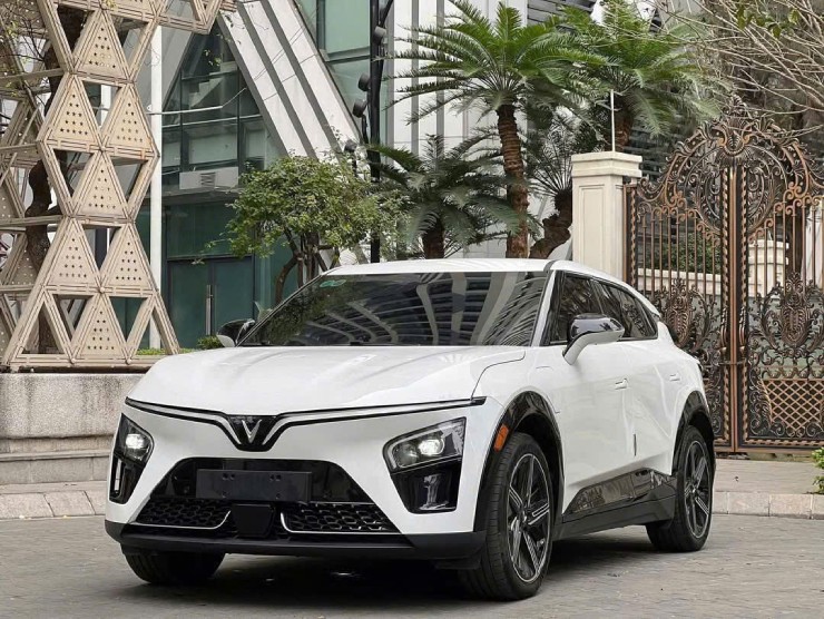 Trong tầm giá dưới 1 tỷ đồng,  chọn VinFast VF7 hay Toyota Corolla Cross?