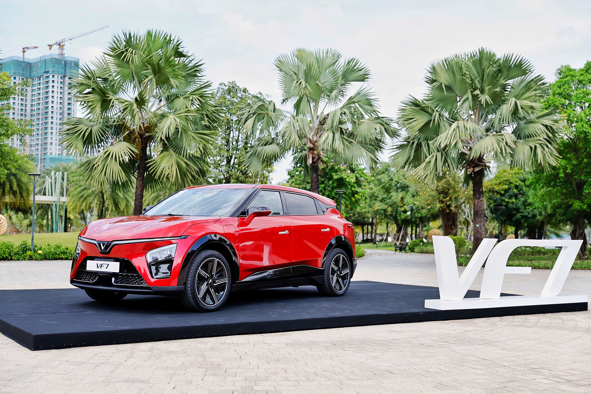 VinFast VF 7 thuần điện 100% hay Toyota Innova Cross HEV xăng lai điện – đâu là lựa chọn phù hợp?