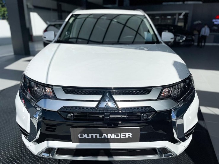 Chiêm ngưỡng mẫu SUV Mitsubishi Outlander với mức giá khởi điểm từ 825 triệu đồng.