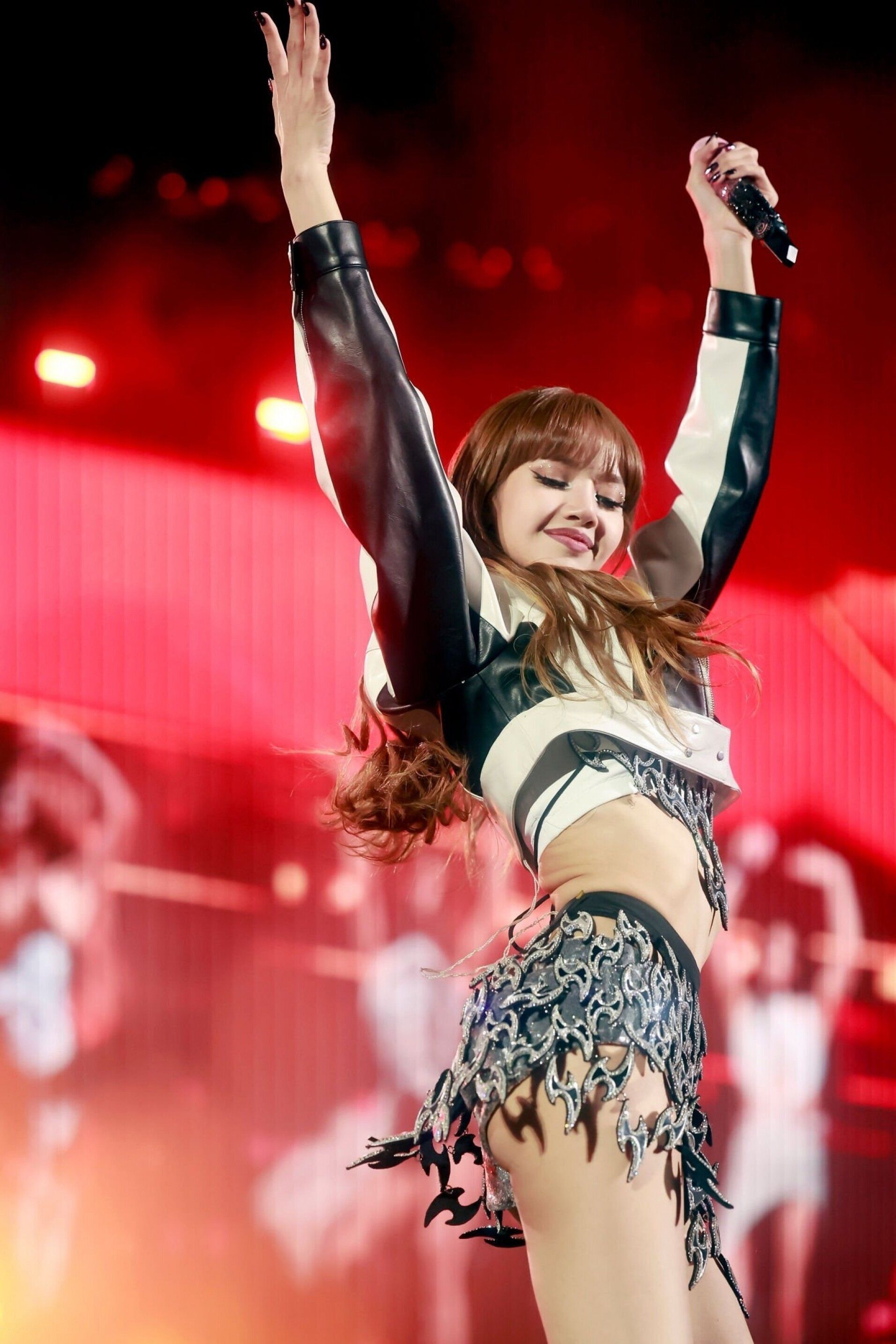 Lisa BLACKPINK lộ ảnh múa thoát y trong hộp đêm khiến CĐM xôn xao - ảnh13