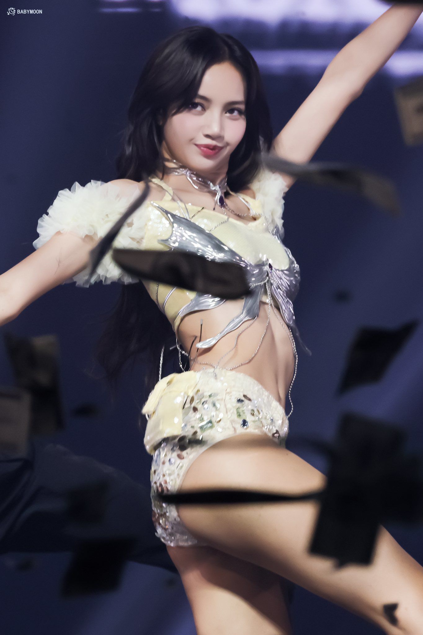 Lisa BLACKPINK lộ ảnh múa thoát y trong hộp đêm khiến CĐM xôn xao - ảnh12