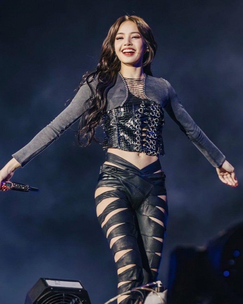Lisa BLACKPINK lộ ảnh múa thoát y trong hộp đêm khiến CĐM xôn xao - ảnh15